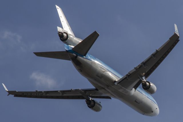 Boeing MD-11 (PH-KCK) - TAKEOFF FROM RUNWAY 23