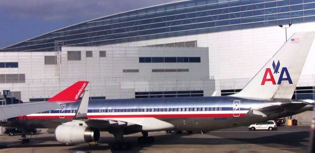 Boeing 757-200 (N189AN) - 2013