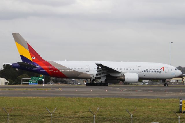 Boeing 777-200 (HL7597)