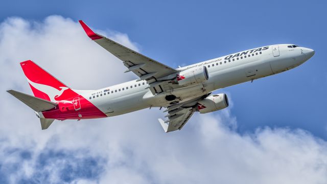 Boeing 737-800 (VH-VXS) - QF682 to Melbourne takes off