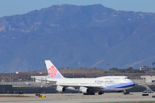 Boeing 747-400 (B-18207)