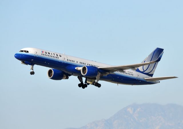 Boeing 757-200 (N596UA)