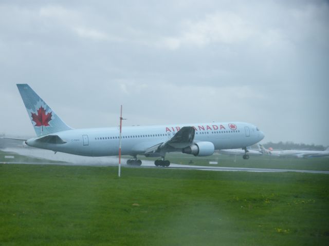 C-FMXC — - C-FMXC B767 OF AIR CANADA ARRIVING INTO SHANNON   06-05-2011 AS A MEDICAL DIVERSION AS ACA 861 FLIGHT WAS ENROUTE FROM EGLL TO CYHZ