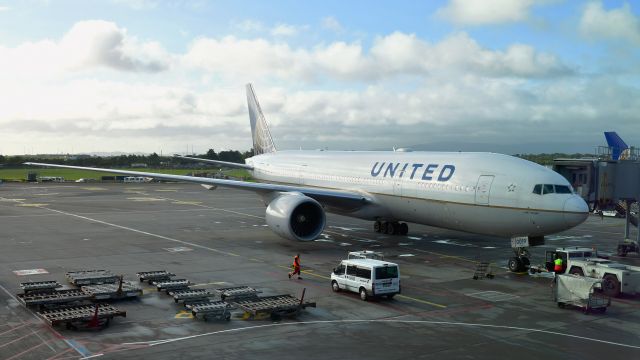 Boeing 777-200 (N77019) - United Airlines Boeing 777-224(ER) N77019 in Dublin 