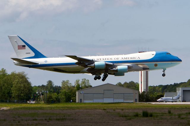 Boeing 747-200 (92-9000) - SAM 29000 landing RWY 7, practicing touch-n-gos.