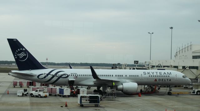 Boeing 757-200 (N659DL) - New Paint job in Skyteam Logo for Delta on 02/11/2011