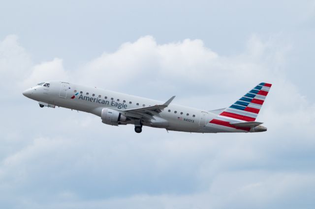 Embraer ERJ 175 (N410YX)