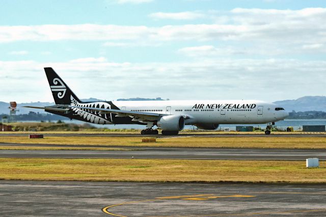 BOEING 777-300 (ZK-OKN)