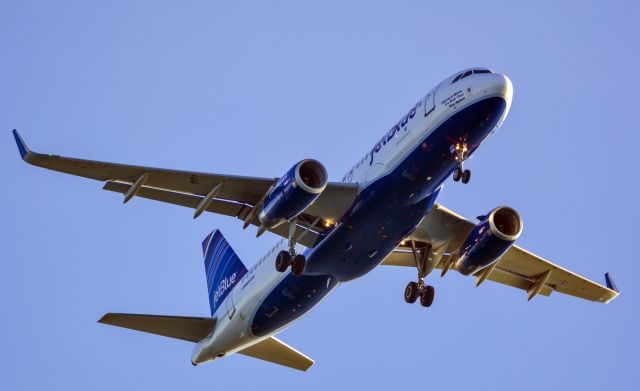 Airbus A320 (N806JB) - 806JB overhead at Pemberton Point, approach to BOS