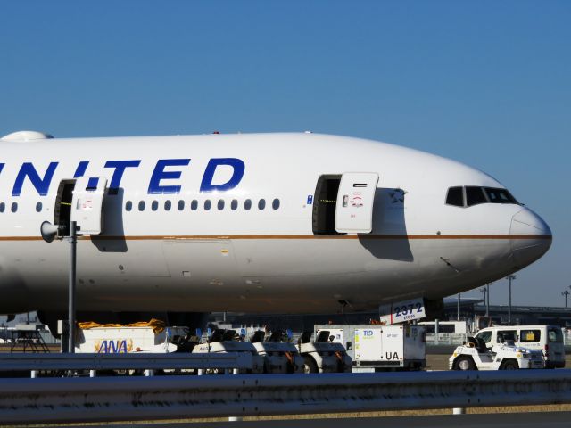 Boeing 777-200 (N772UA) - I take a picture on Dec 31, 2016.br /Isnt door opening an ordinary case in this midwinter? Was it also filled with smoke? What happened to this airplane?