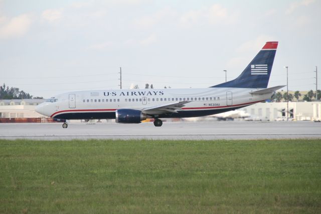 BOEING 737-300 (N530AU)