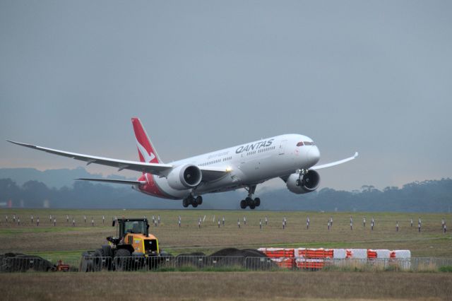 Boeing 787-9 Dreamliner (VH-ZNG) - A QANTAS B789 taking off from runway 16 at YMML (16:38 2023-06-03)