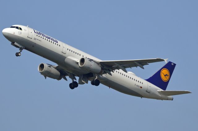 Airbus A321 (D-AISX) - St. Magleby RWY22R