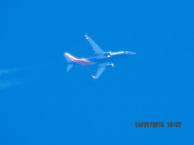 Boeing 737-800 (N8562Z)