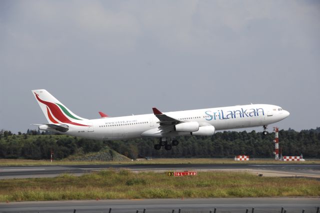 Airbus A340-300 (4R-ADB) - Landing at NRT Airport Runway 16L on 2011/10/10