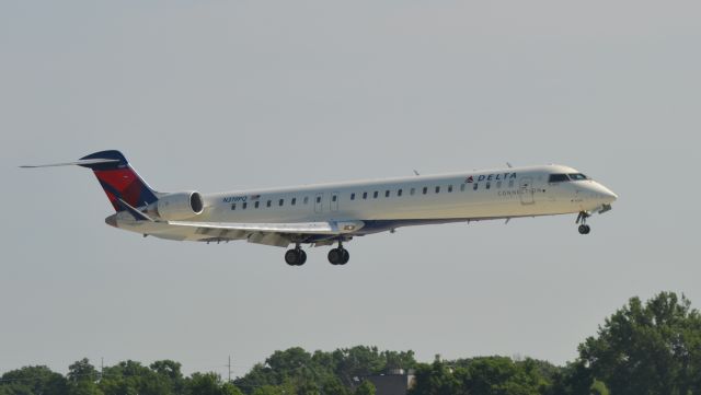 Canadair Regional Jet CRJ-900 (N319PQ) - N319PQ on final to Runway 15 in Sioux Falls SD