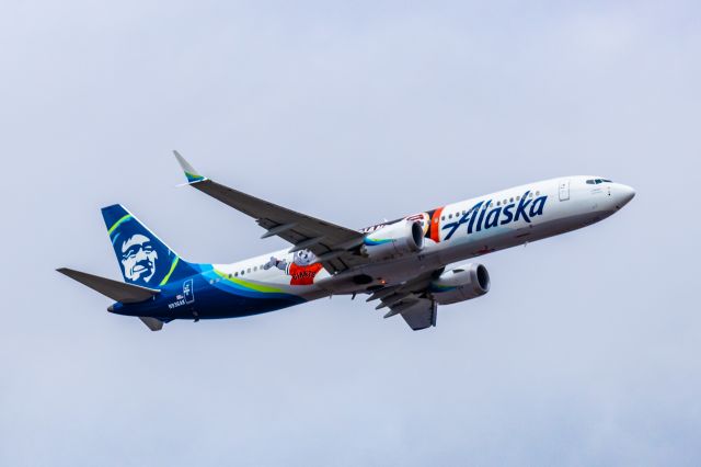 Boeing 737 MAX 9 (N936AK) - An Alaska Airlines 737 MAX 9 in San Francisco Giants special livery taking off from PHX on 3/1/23. Taken with a Canon R7 and Canon EF 100-400 L ii lens. The inbound flight on this day was this livery's first flight, and this was its second flight.