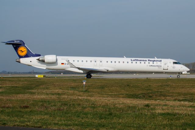 Canadair Regional Jet CRJ-900 (D-ACKB) - fleetname: "Schliersee" Taxing to runway 26R for takeoff as Lufthansa 2165 to MUC at 09:34 local time