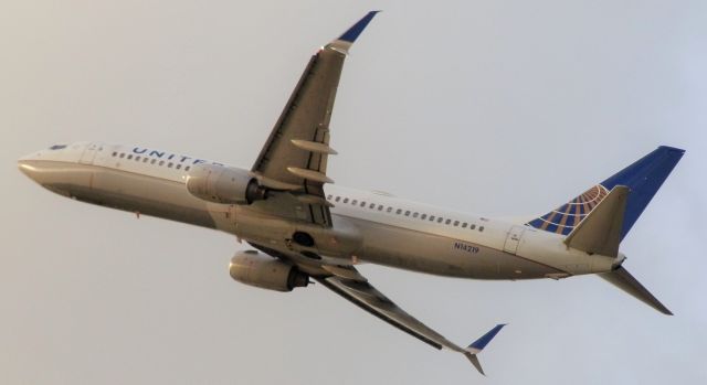Boeing 737-800 (N14219)