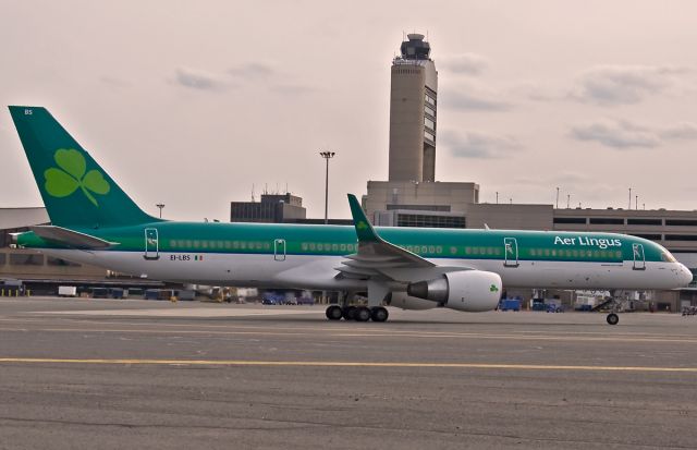 Boeing 757-200 (EI-LBS) - Non-stop from Shannon taxiing to the gate @ KBOS Logan !