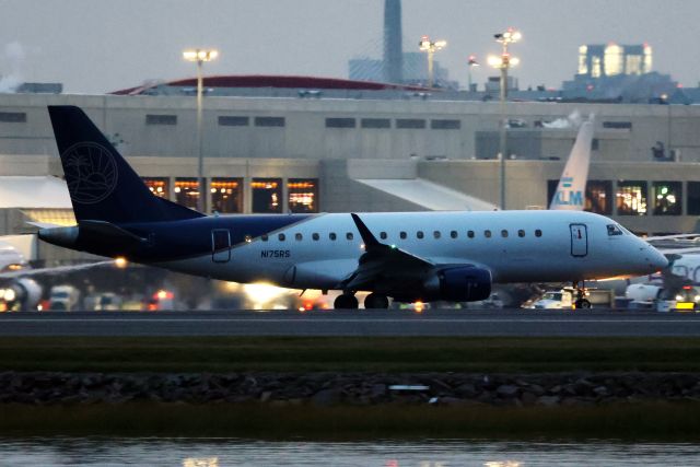 Embraer 170/175 (N175RS)