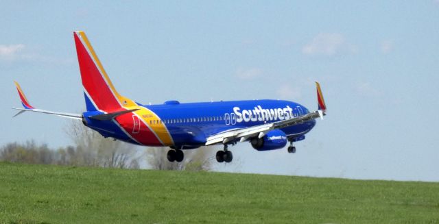 Boeing 737-800 (N8609A) - About to touch down is this 2013 Southwest Airlines Boeing 737-8H4 (WL) in the Spring of 2023.