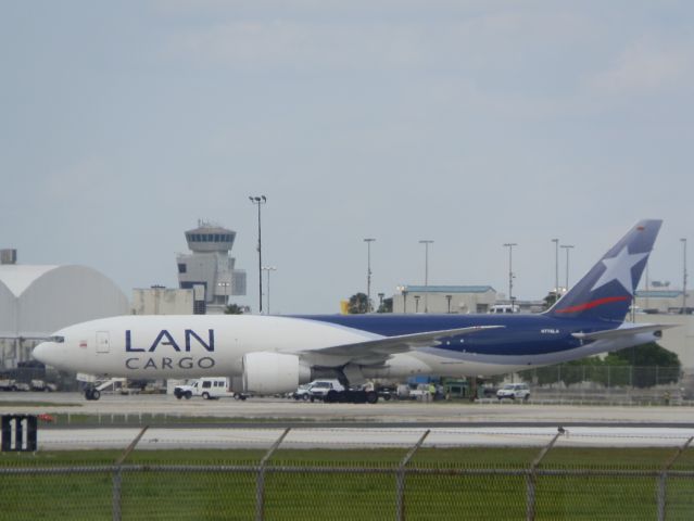 BOEING 777-200LR (N776LA)
