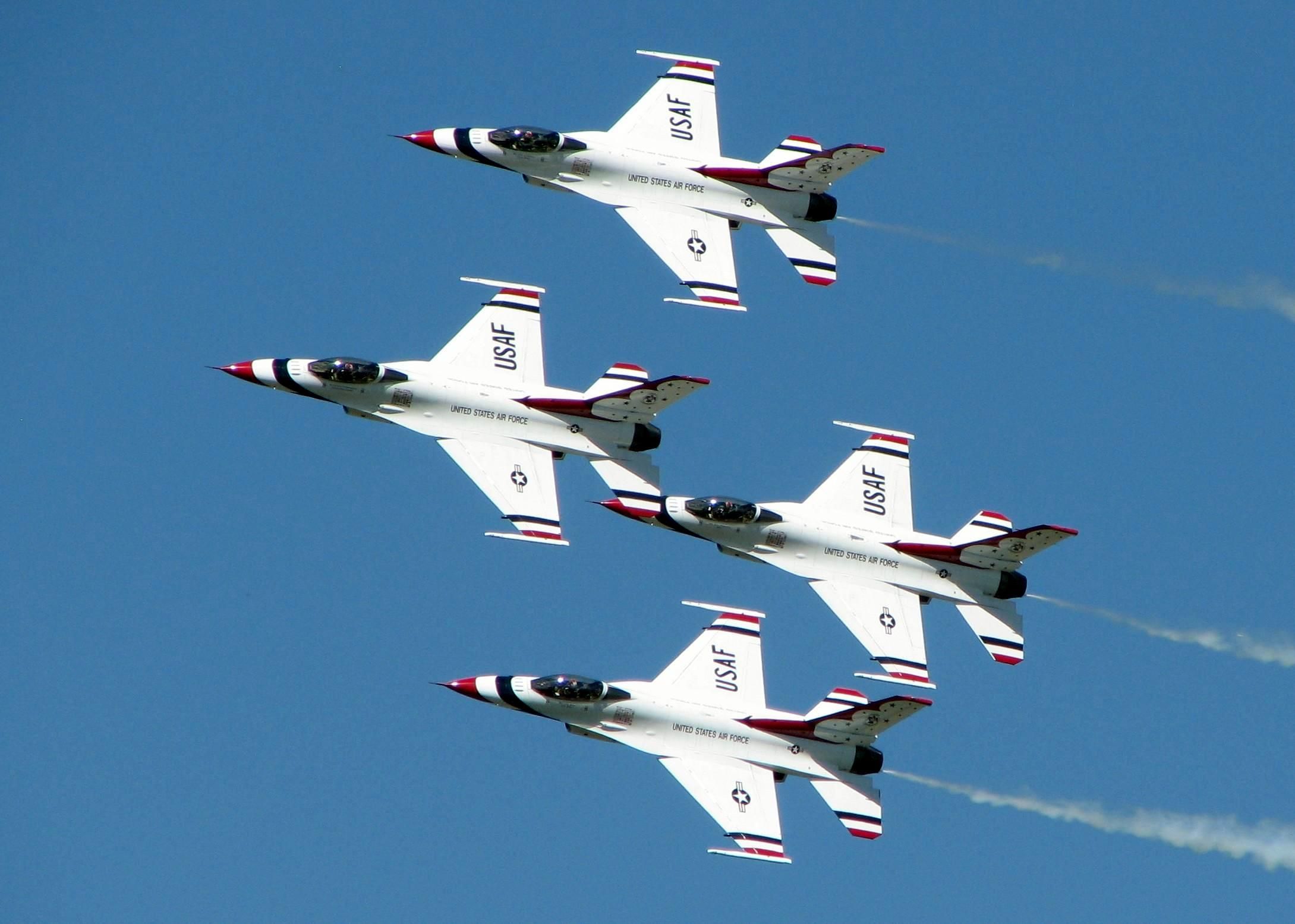 Lockheed F-16 Fighting Falcon (87-0331) - Yep,,,another photo of the Thunderbirds! Never seen one like this,,huh? HA! This is at Barksdale Air Force Base.