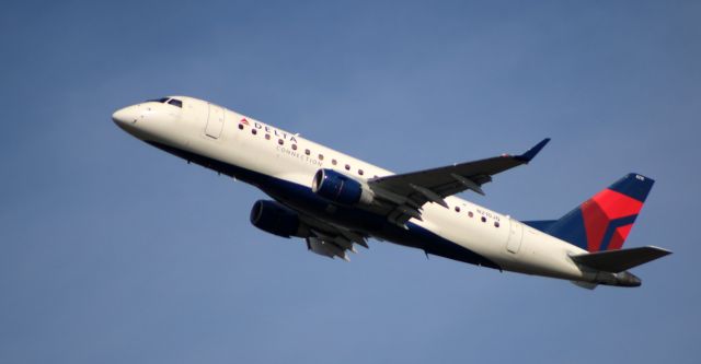 Embraer ERJ 175 (N210JQ) - Shortly after departure is this 2008 Delta Airlines Connection Embraer ERJ 170-200LR from the Autumn of 2020.