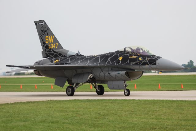 Lockheed F-16 Fighting Falcon (94-0047) - The USAF Viper Demo Team's F-16 taxis by at EAA Airventure 2021.