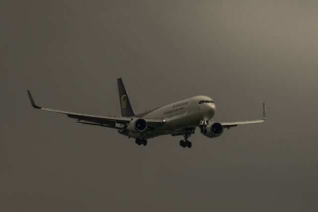 BOEING 767-300 (N324UP)