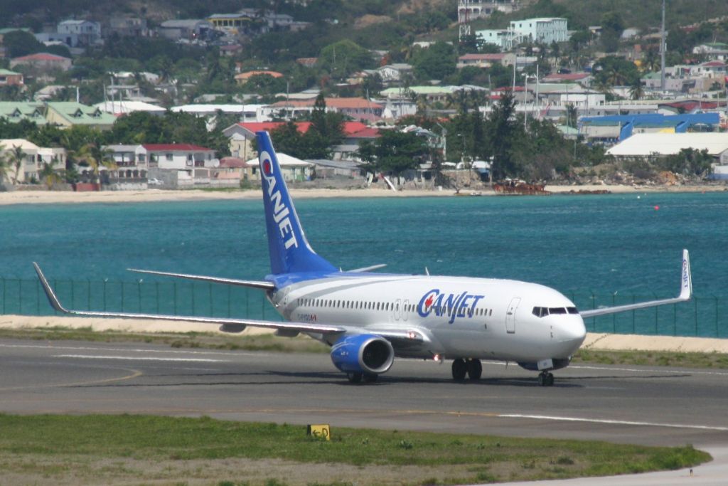 Boeing 737-700 (C-FYQO)
