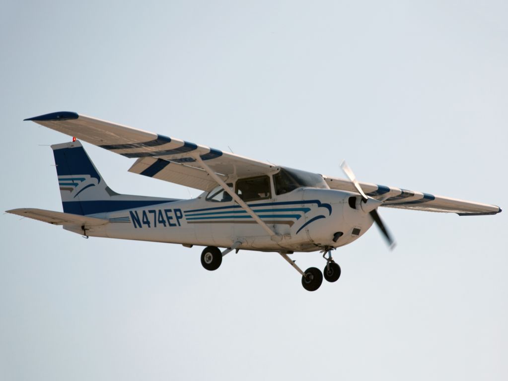 Cessna Skyhawk (N474EP) - Landing runway 26.