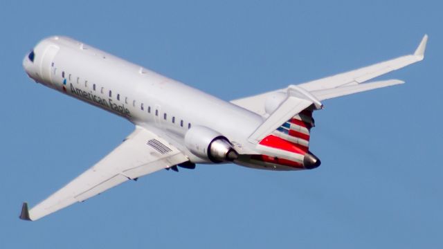 Canadair Regional Jet CRJ-700 (N709PS) - American CRJ-700 with a nice bank to the left out of CVG's runway 18L