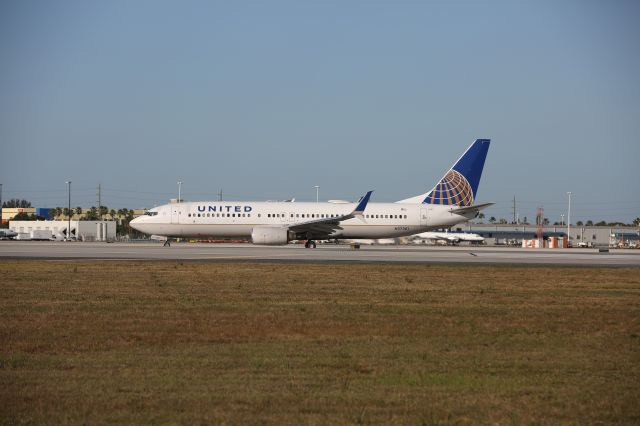 Boeing 737-800 (N37281)