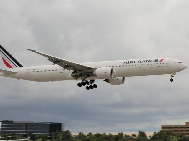 BOEING 777-300ER (F-GZNH)