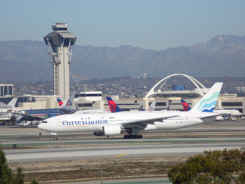 BOEING 777-300 (CS-TFM)