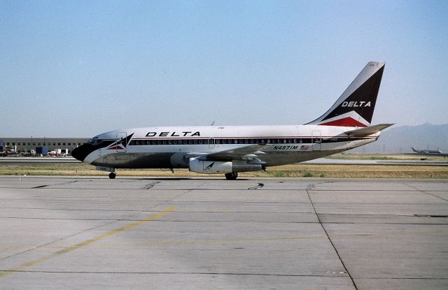 Boeing 737-200 (N4571M) - KSLC - Boeing 737 arriving at the terminal in July 1989