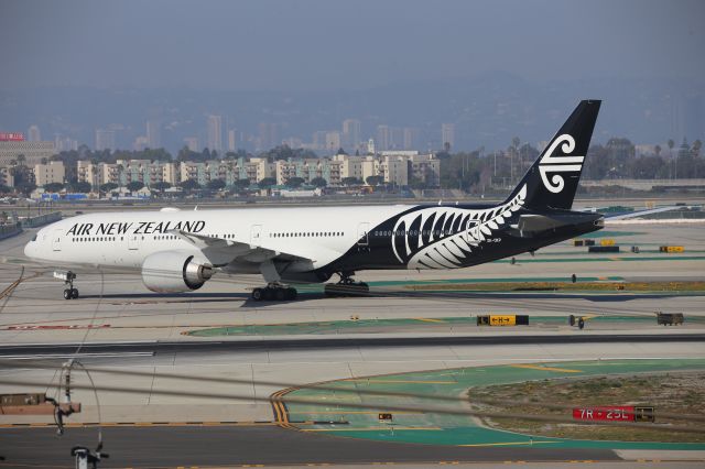 BOEING 777-300ER (ZK-OKP)