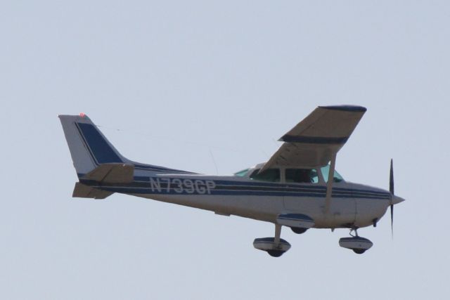 Cessna Skyhawk (N739GL) - N739GP on approach to Runway 31 at Venice Municipal Airport