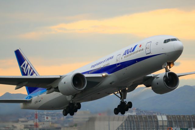 Boeing 777-200 (JA702A)