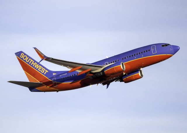 Boeing 737-700 (N7742B)