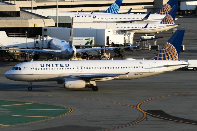 Airbus A320 (N489UA)