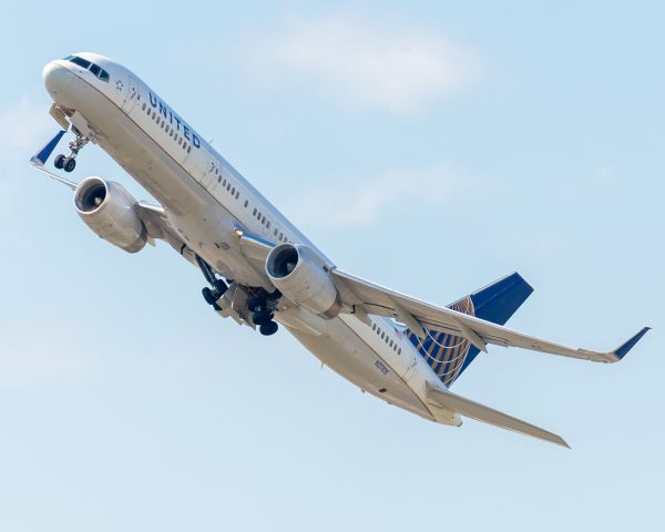 Boeing 757-200 (N21108) - Wheels up for a 757-200 departing Newark