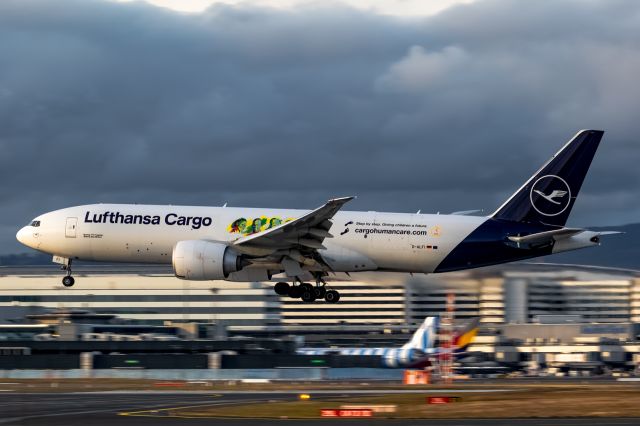 BOEING 777-200LR (D-ALFI)