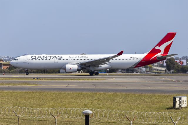 Airbus A330-300 (VH-QPH) - Qantas (VH-QPH) Airbus A330-303 at Sydney Airport