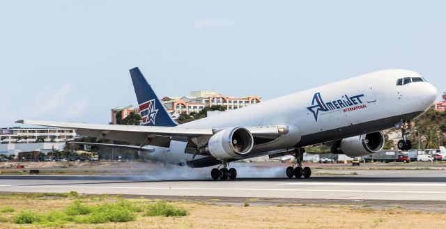 BOEING 767-200 (N319CM) - Amerijet landing at TNCM St Maarten.