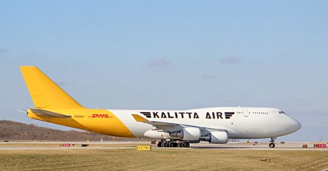 Boeing 747-400 (N743CK) - runway 18 center arival