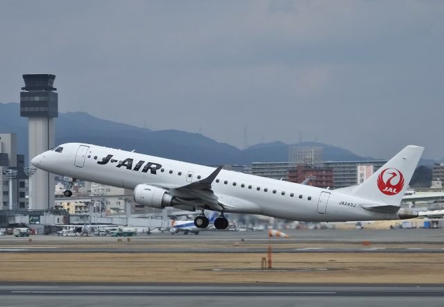 Embraer ERJ-190 (JA243J) - Departuer at ITM R/W32L (2017/03/14)