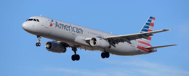 Airbus A321 (N563UW) - phoenix sky harbor international airport AAL601  22FEB20